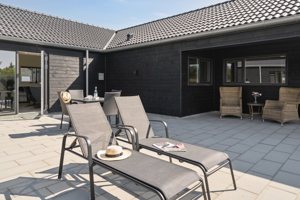 Nyt en grillkveld på terrassen i luksushus nr. 598 i Sydjylland