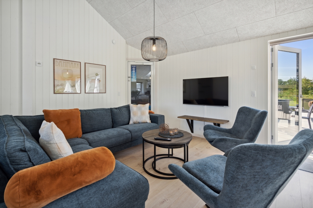 Sofaen i luksushus nr. 598 i Sydjylland er perfekt for å hygge seg med et brettspill eller se en film sammen.