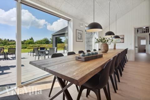 Det er plass til 20 personer i det store lyse oppholdsrommet i luksushus nr. 598.