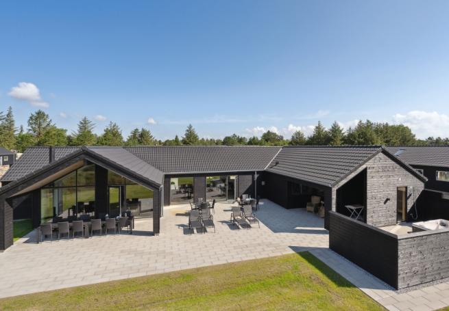 Dette lekre huset med svømmebasseng, nr. 598, med plass til 20 personer, ligger i Sydjylland