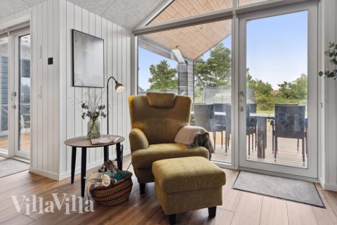 Sofaen i luksushus nr. 599 i Sydjylland er perfekt for å hygge seg med et brettspill eller se en film sammen.