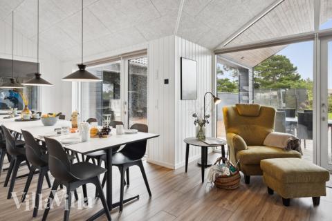 Det er plass til 16 personer i det store lyse oppholdsrommet i luksushus nr. 599.