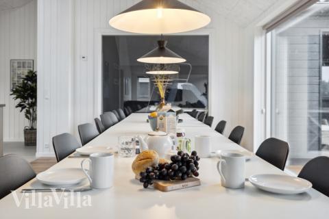 Det er god plass til at 16 personer sitter sammen i feriehusets oppholdsrom under et besøk i luksushus 599 i Sydjylland.