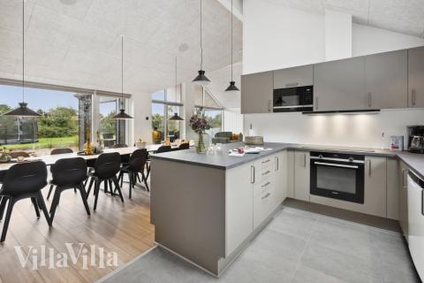 Kjøkkenet i luksushus nr. 599 er fullt utstyrt så dere lett kan lage mat til 16 personer.