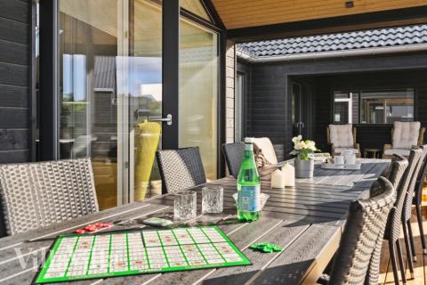 På terrassen i feriehus nr. 599 er det plass til 16 personer.