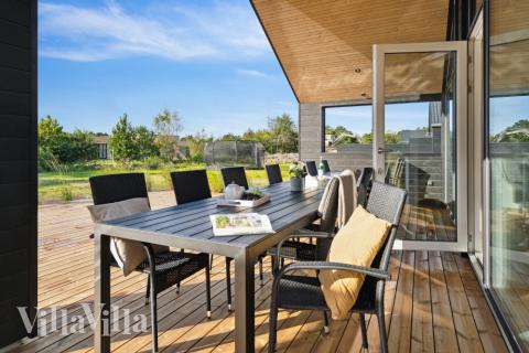 Nyt en grillkveld på terrassen i luksushus nr. 599 i Sydjylland