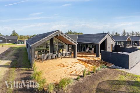 Dette lekre huset med svømmebasseng, nr. 599, med plass til 16 personer, ligger i Sydjylland
