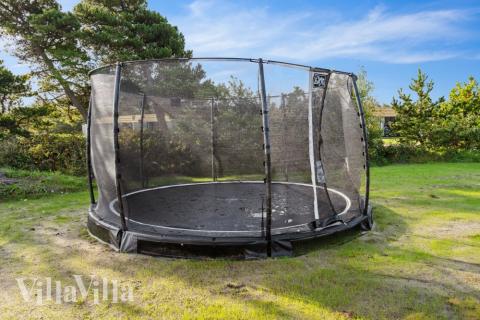 I det attraktive feriehuset nr. 599 i Sydjylland finnes det mengder av utendørsaktiviteter, som leketårn og huskestativ.