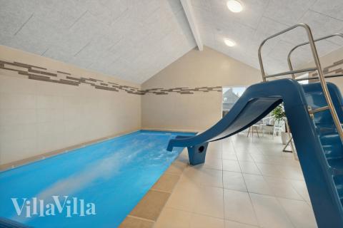 Feriehus 600 har et flott basseng med sklie, et stort innebygd boblebad og en badstue