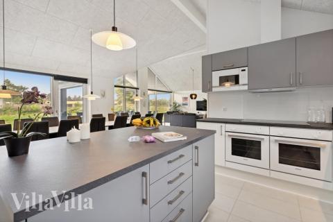 Kjøkkenet i luksushus nr. 600 er fullt utstyrt så dere lett kan lage mat til 18 personer.