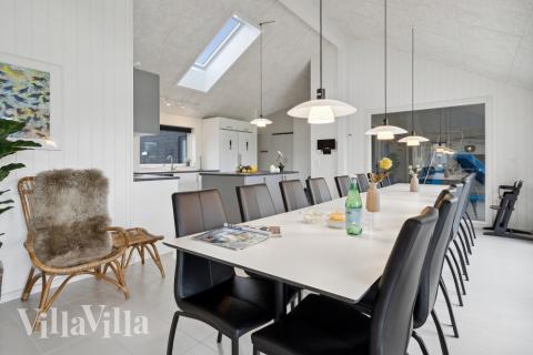 Det er plass til 18 personer i det store lyse oppholdsrommet i luksushus nr. 600.