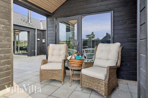 På terrassen i feriehus nr. 600 er det plass til 18 personer.