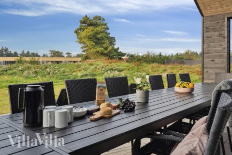 Nyt en grillkveld på terrassen i luksushus nr. 600 i Sydjylland