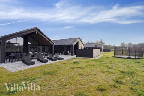 Dette lekre huset med svømmebasseng, nr. 600, med plass til 18 personer, ligger i Sydjylland