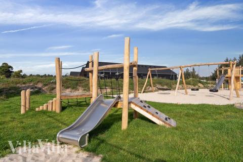 I det attraktive feriehuset nr. 595 i Sydjylland finnes det mengder av utendørsaktiviteter, som leketårn og huskestativ.