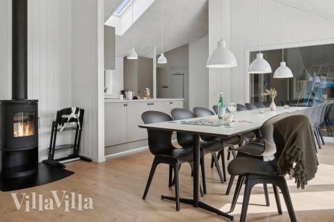 Det er god plass til at 16 personer sitter sammen i feriehusets oppholdsrom under et besøk i luksushus 595 i Sydjylland.