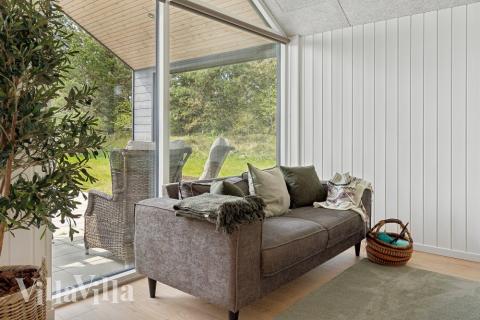 Det er god plass til hygge i feriehusets sofagruppe under oppholdet i luksushus nr. 595