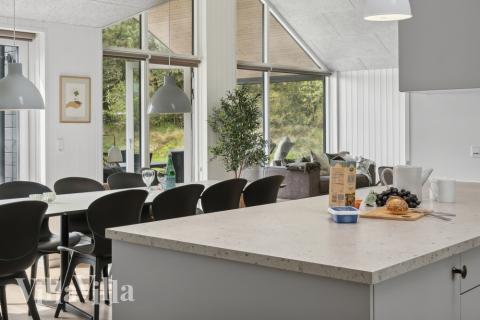 Kjøkkenet i luksushus nr. 595 er fullt utstyrt så dere lett kan lage mat til 16 personer.