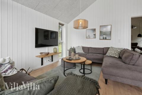 Sofaen i luksushus nr. 595 i Sydjylland er perfekt for å hygge seg med et brettspill eller se en film sammen.
