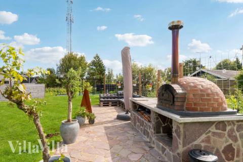 I det attraktive feriehuset nr. 582 i Nordsjælland finnes det mengder av utendørsaktiviteter, som leketårn og huskestativ.