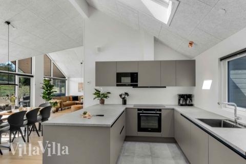 Kjøkkenet i luksushus nr. 582 er fullt utstyrt så dere lett kan lage mat til 14 personer.