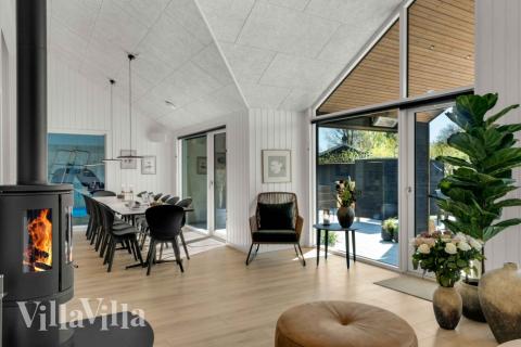 Sofaen i luksushus nr. 582 i Nordsjælland er perfekt for å hygge seg med et brettspill eller se en film sammen.