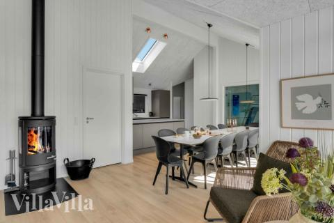 Det er plass til 14 personer i det store lyse oppholdsrommet i luksushus nr. 582.