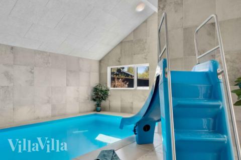 Feriehus 582 har et flott basseng med sklie, et stort innebygd boblebad og en badstue