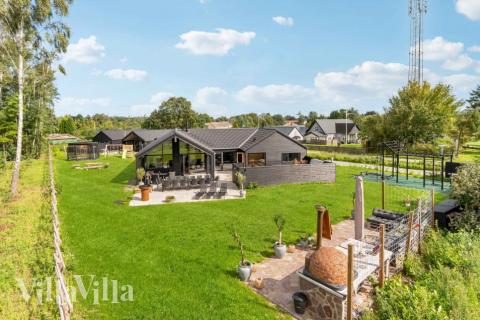 Dette lekre huset med svømmebasseng, nr. 582, med plass til 14 personer, ligger i Nordsjælland