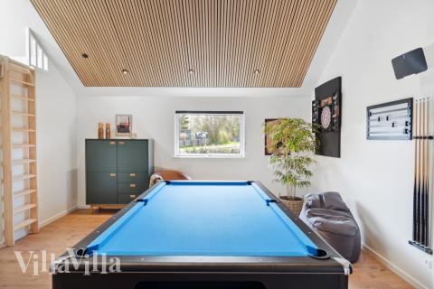 I tillegg til alle aktivitetsmulighetene i husets bassengavdeling, kan du også spille biljard, bordtennis og dart i luksushus nr. 584