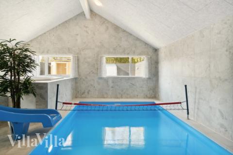 Det flotte bassenget i luksushus nr. 584 til 14 personer