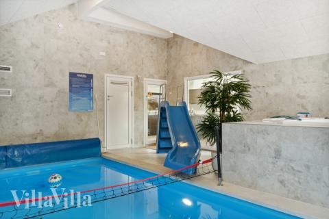 Feriehus 584 har et flott basseng med sklie, et stort innebygd boblebad og en badstue