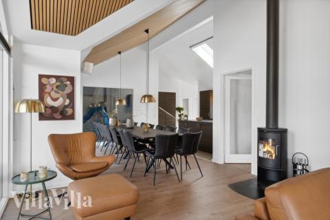 Sofaen i luksushus nr. 584 i Nordsjælland er perfekt for å hygge seg med et brettspill eller se en film sammen.