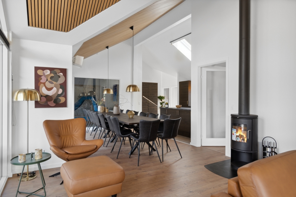 Sofaen i luksushus nr. 584 i Nordsjælland er perfekt for å hygge seg med et brettspill eller se en film sammen.