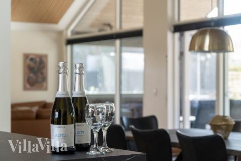 Det er plass til 14 personer i det store lyse oppholdsrommet i luksushus nr. 584.