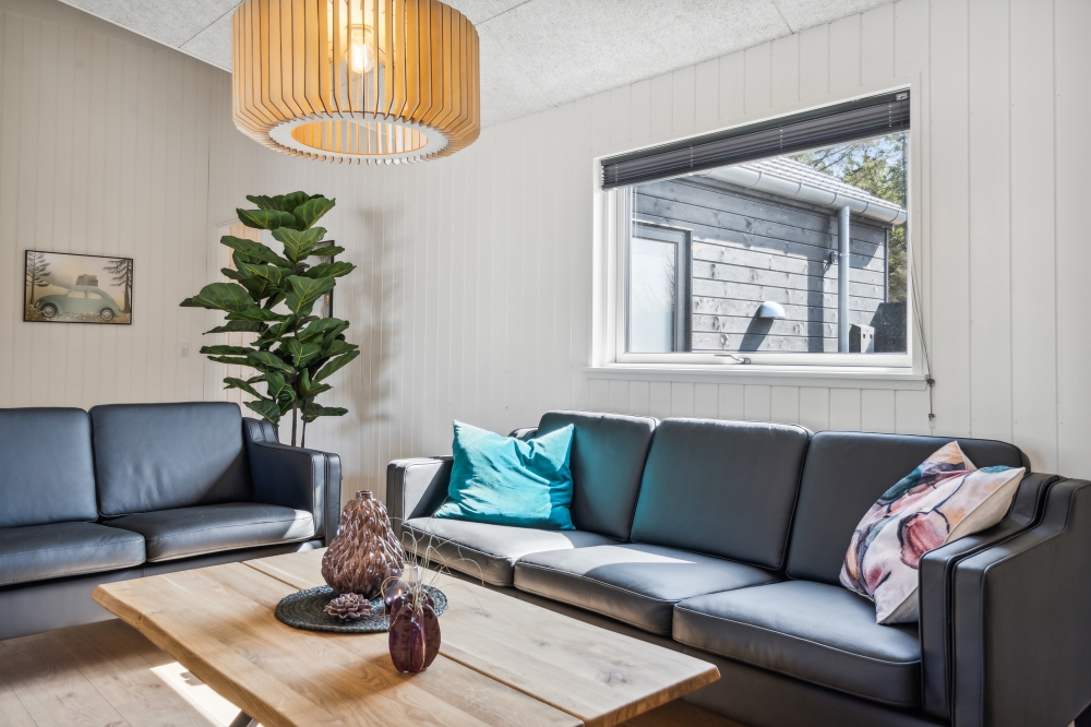Sofaen i luksushus nr. 585 i Vestjylland er perfekt for å hygge seg med et brettspill eller se en film sammen.
