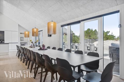 Det er plass til 24 personer i det store lyse oppholdsrommet i luksushus nr. 585.