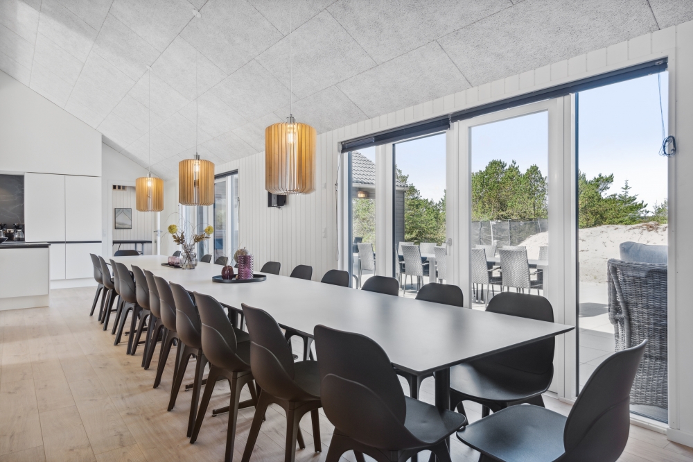Det er plass til 24 personer i det store lyse oppholdsrommet i luksushus nr. 585.