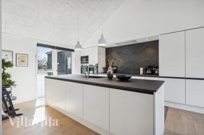 Kjøkkenet i luksushus nr. 585 er fullt utstyrt så dere lett kan lage mat til 24 personer.