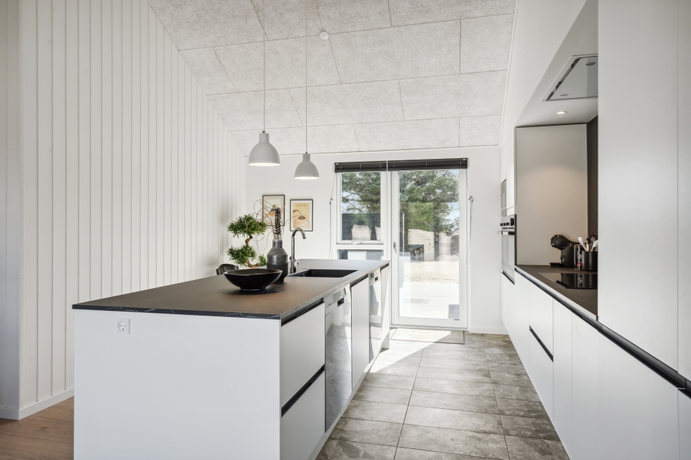 Kjøkkenet i luksushus nr. 585 i Vestjylland er godt innrettet.