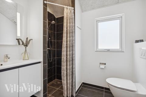 Det finnes bad med dusj i luksushus nr. 585 til 24 personer.