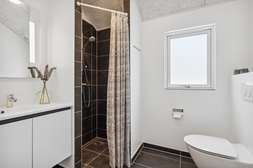 Det finnes bad med dusj i luksushus nr. 585 til 24 personer.