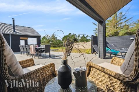 På terrassen i feriehus nr. 585 er det plass til 24 personer.