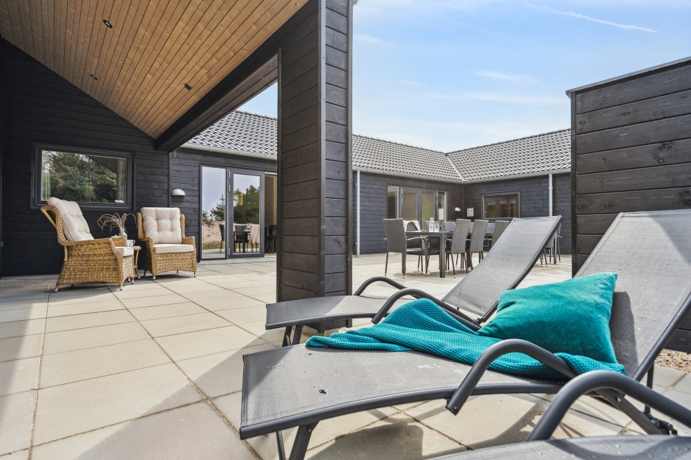 Nyt en grillkveld på terrassen i luksushus nr. 585 i Vestjylland