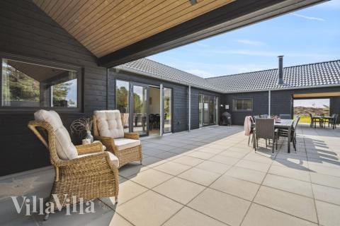 Luksushus nr. 585 har en deilig terrasse med gode hagemøbler til 24 personer.