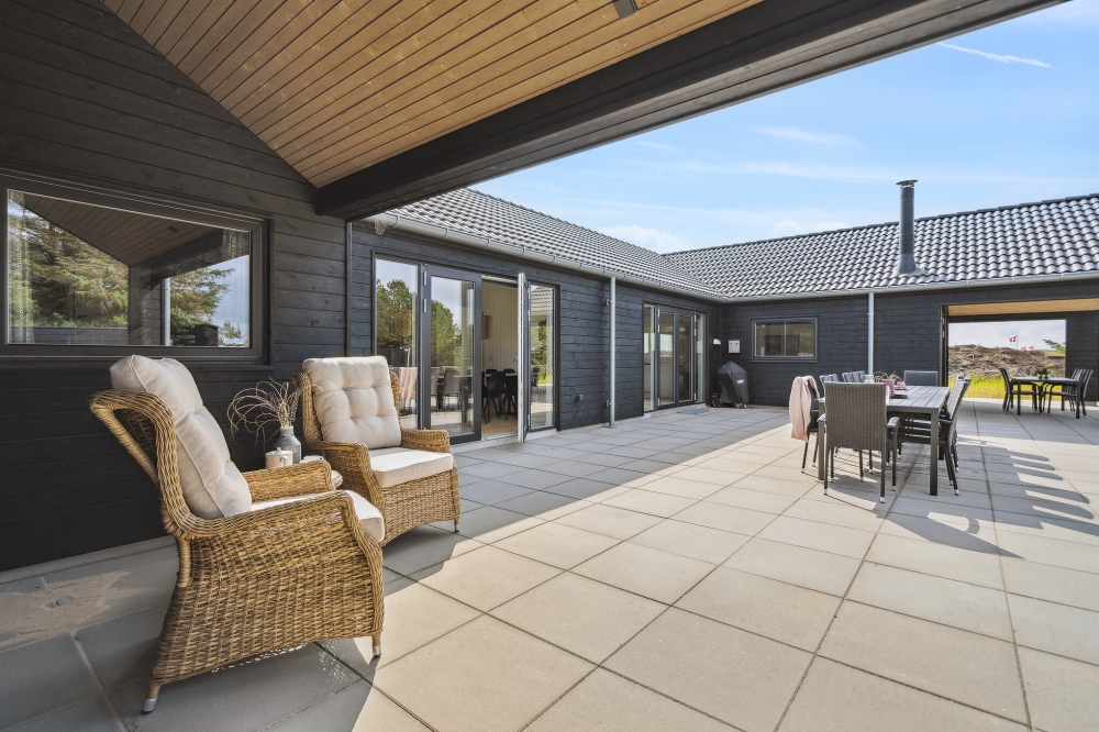 Luksushus nr. 585 har en deilig terrasse med gode hagemøbler til 24 personer.