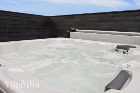Nyt varmen i boblebadet i luksushus nr. 585 i Vestjylland