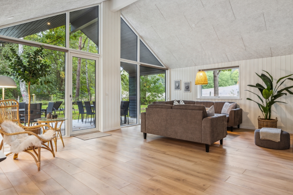 Det er god plass til hygge i feriehusets sofagruppe under oppholdet i luksushus nr. 750