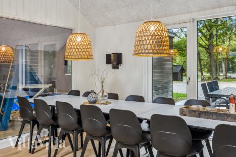 Det er plass til 18 personer i det store lyse oppholdsrommet i luksushus nr. 750.