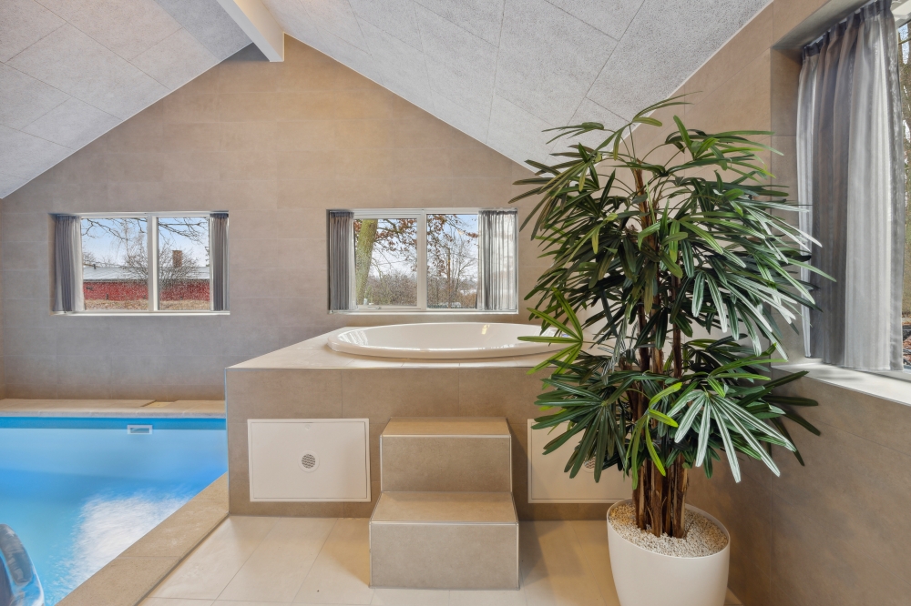 Nyt varmen i boblebadet i luksushus nr. 751 i Tyskland